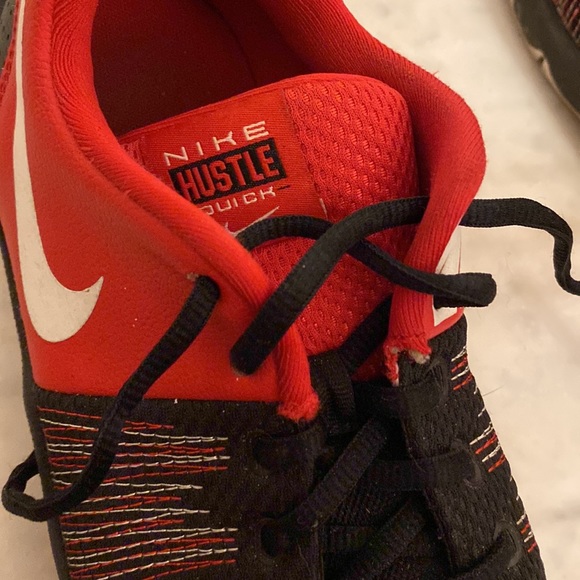 Nike Hustle Quick red black sneakers boys 6 - Picture 5 of 6